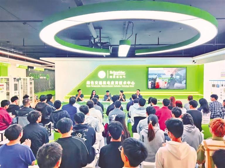 贵州人才云教育科技有限公司开展智能驾驶标注业务专项培训。 （清镇市数据产业基地供图）