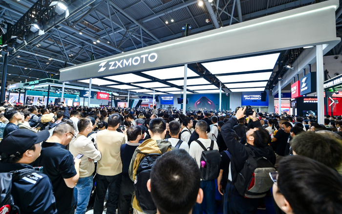 张雪机车发布会展台。 摩博会官方供图