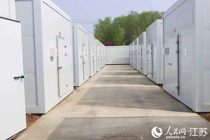 智能方舱整齐排列。人民网 李欣阳摄